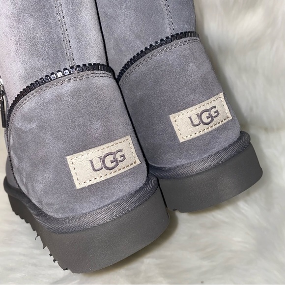 UGG Boots size 10 New in box - Picture 5 of 15